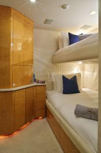 MOONRAKER yacht charter: Twin bunk cabin