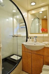 MOONRAKER yacht charter: Guest bathroom