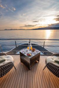KOKONUTS-WALLY yacht charter: Breakfast on Master Terrace