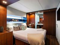 KOKONUTS-WALLY yacht charter: Vip Cabin