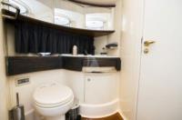 MEDUSA yacht charter: Twin Guest Bathroom