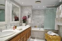 CHRISTINA-O yacht charter: Master bathroom