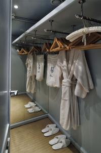 CHRISTINA-O yacht charter: Guest cabin walk in wardrobe