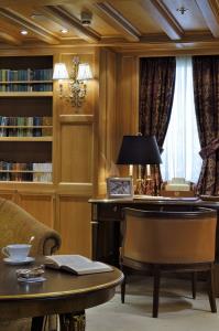 CHRISTINA-O yacht charter: Library