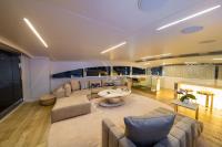 SEA-WOLF yacht charter: Upper Saloon