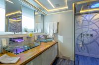 SEA-WOLF yacht charter: Master Bath II