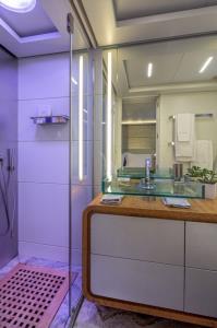 SEA-WOLF yacht charter: Bathroom